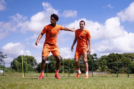 Volante Zé Lucas e atacante Pablo em treino do Sport