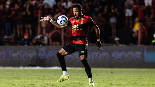 Atacante Léo Pereira em ação pelo Sport no Campeonato Brasileiro