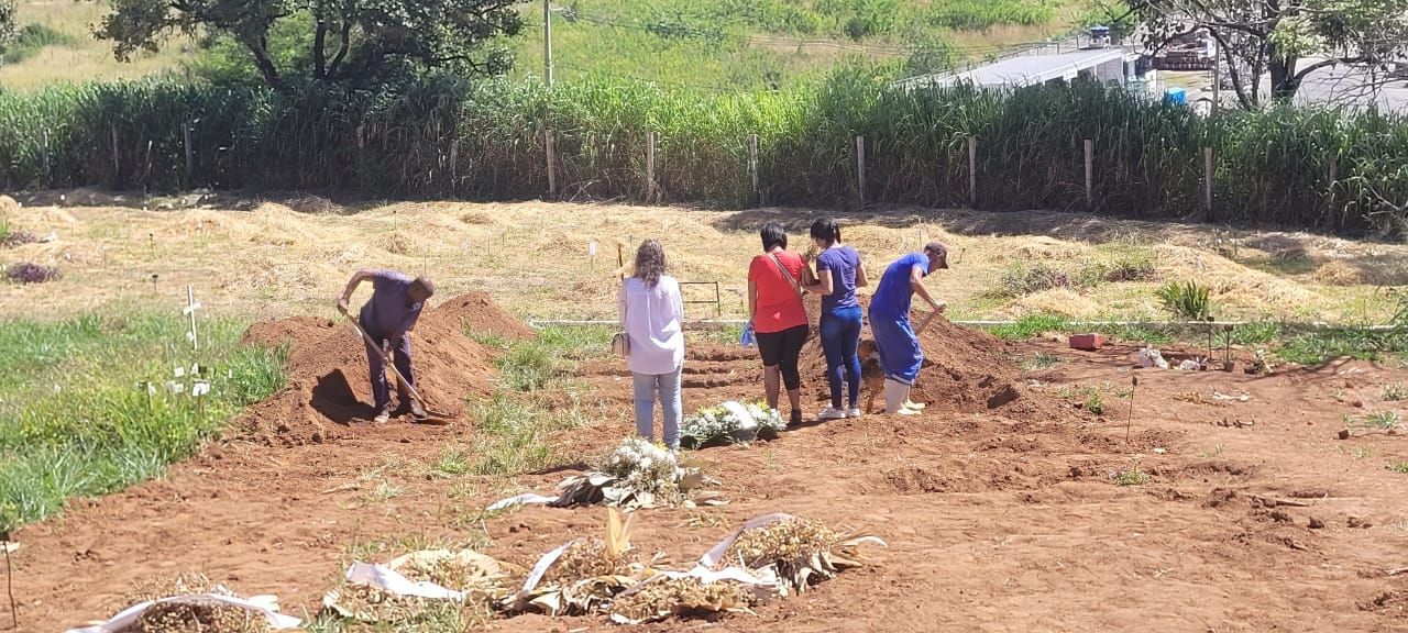 Enterro de morador de rua e ex-cabo do Exército morto por policial do RJ tem 3 pessoas