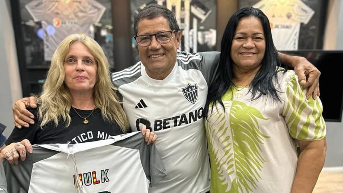 Atlético: pai de Hulk faz 'presença VIP' em lançamento de nova camisa