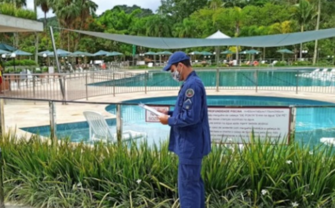 Idoso morre enquanto surfava em piscina de onda artificiais em SC