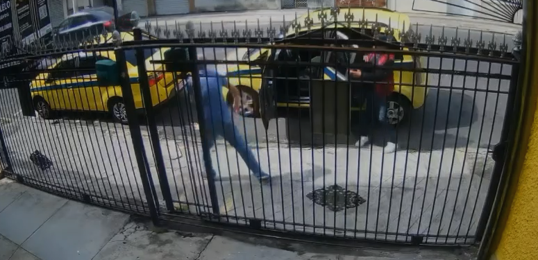 Vídeo: veja o momento em que taxista esfaqueado foge de assaltante e pede socorro
