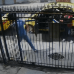 Vídeo: veja o momento em que taxista esfaqueado foge de assaltante e pede socorro