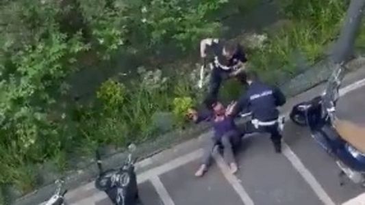 O vídeo de um grupo de policias agredindo a trans brasileira com chutes e cassetetes viralizou nas redes sociais italianas