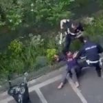 Transexual brasileira agredida recebe apoio em manifestação em Milão