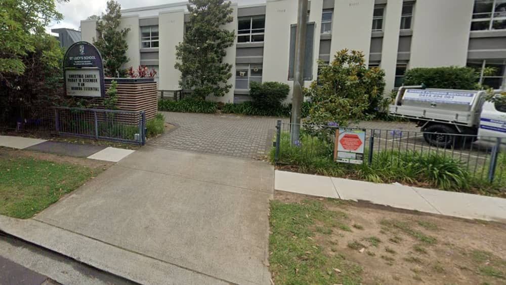 Menino morre esmagado em elevador de escola para deficientes 