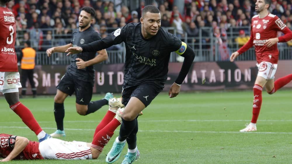 Mbappé marca no fim e PSG vence o Stade Brestois pelo Campeonato Francês