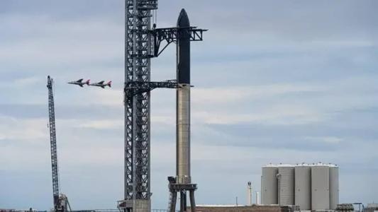 Com 120 metros de altura, o Starship pertence à categoria de lançadores superpesados, capazes de transportar uma carga maior que 100 toneladas em órbita