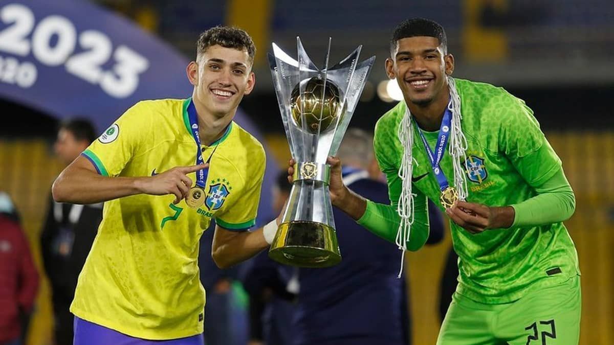 Stênio ressalta importância do Cruzeiro e celebra título com a Seleção Brasileira