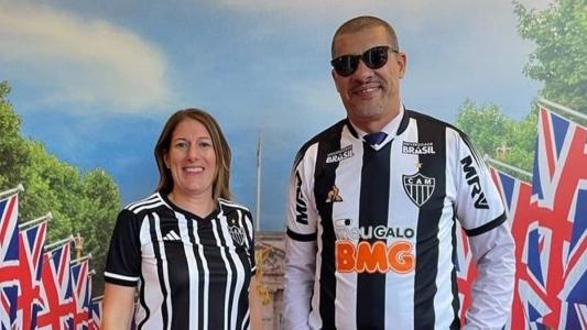 Stephanie Al-Qaq (esq) com a camisa do Atlético