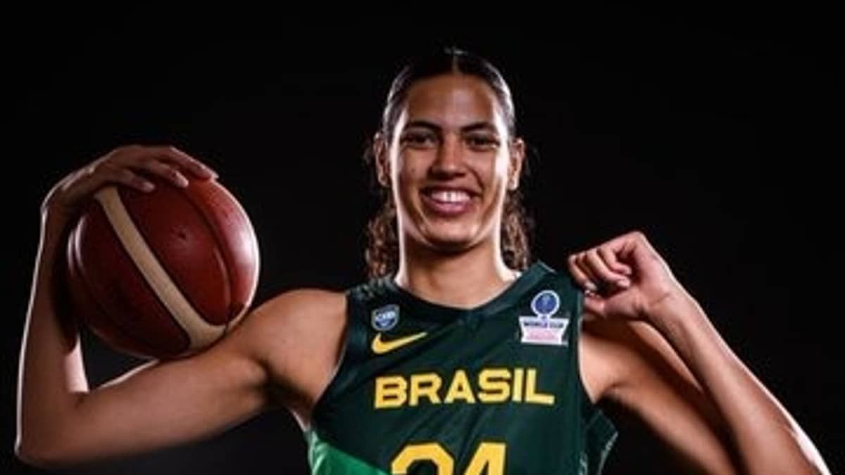 Pivô brasileira é quarta escolha geral do draft da WNBA