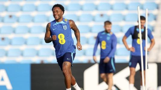 Sterling participou do treinamento desta sexta-feira (9) no Catar