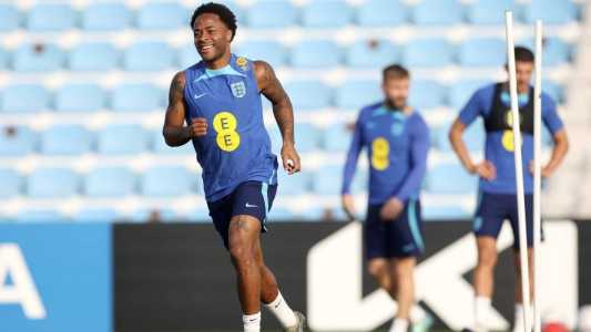 Sterling vai se reapresentar na sexta-feira (9), mas deve ficar no banco no duelo com a França nas quartas de final