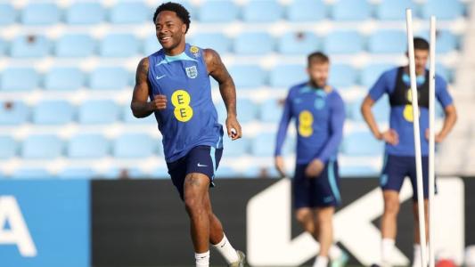 Sterling vai se reapresentar na sexta-feira (9), mas deve ficar no banco no duelo com a França nas quartas de final