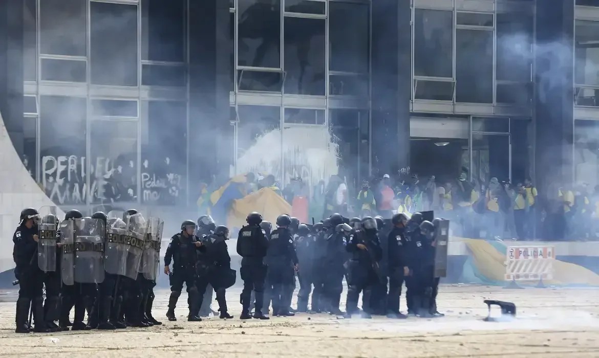 Barroso e ministros vão abrir mostra no STF com peças destruídas no 8 de Janeiro