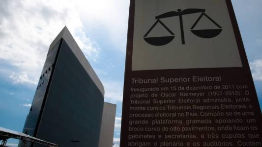 STF aprova lista com três mulheres para Lula escolher integrante substituta do TSE.