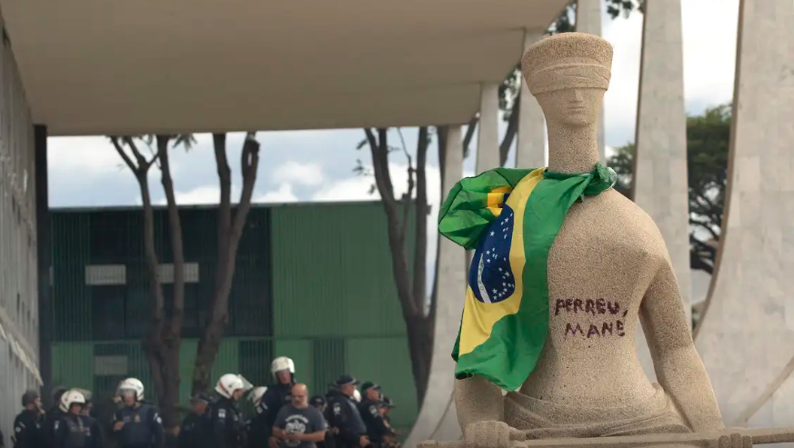 Homem-bomba deixou recado a mulher que pichou ‘perdeu, mané’ na estátua da Justiça