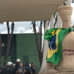 Homem-bomba deixou recado a mulher que pichou ‘perdeu, mané’ na estátua da Justiça