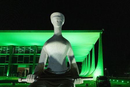 O Movimento Brasil sem Drogas faz uma vigília em frente ao Supremo Tribunal Federal contra a descriminalização do porte de drogas para uso próprio. O movimento é formado por pessoas que pertencem a diversas religiões e, há pouco, realizaram uma cerim
