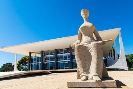 O Movimento Brasil sem Drogas faz uma vigília em frente ao Supremo Tribunal Federal contra a descriminalização do porte de drogas para uso próprio. O movimento é formado por pessoas que pertencem a diversas religiões e, há pouco, realizaram uma cerim