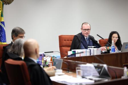 O Movimento Brasil sem Drogas faz uma vigília em frente ao Supremo Tribunal Federal contra a descriminalização do porte de drogas para uso próprio. O movimento é formado por pessoas que pertencem a diversas religiões e, há pouco, realizaram uma cerim