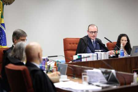 O Movimento Brasil sem Drogas faz uma vigília em frente ao Supremo Tribunal Federal contra a descriminalização do porte de drogas para uso próprio. O movimento é formado por pessoas que pertencem a diversas religiões e, há pouco, realizaram uma cerim