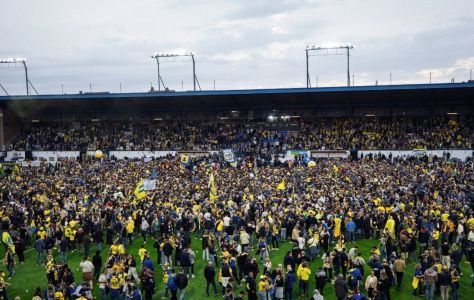 Torcida do Union Saint-Gilloise faz festa em campo após título belga da temporada 2024/2025
