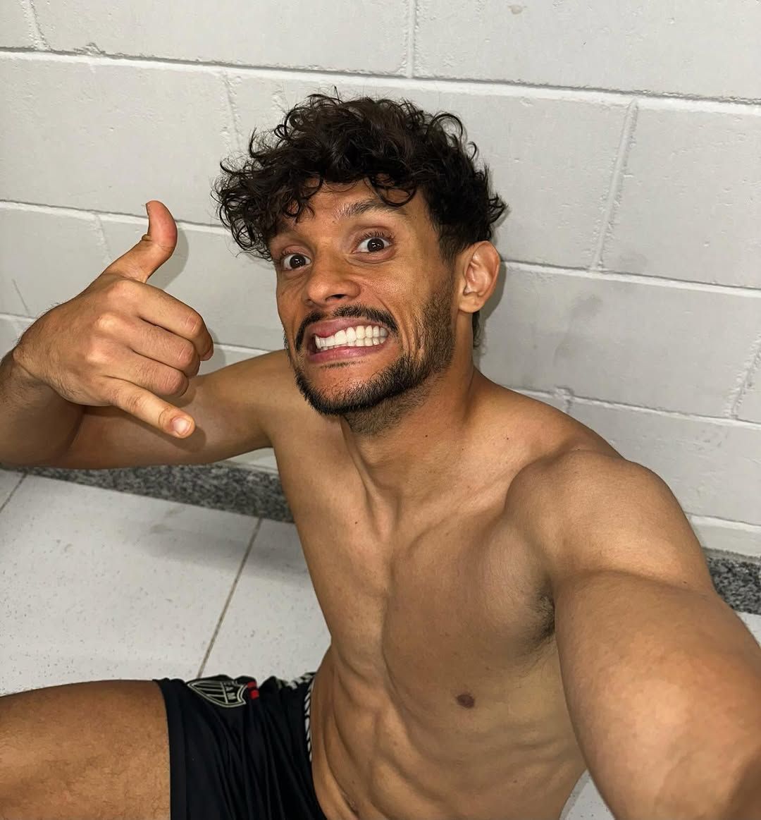 Meia do Atlético, Gustavo Scarpa reage a recorde mundial de skatista brasileiro