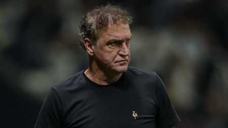 Cuca durante jogo do Atlético na temporada 2025