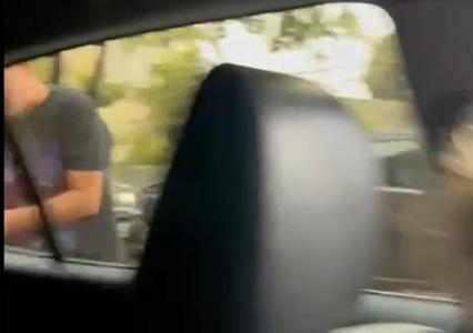Momento em que homem briga com motorista