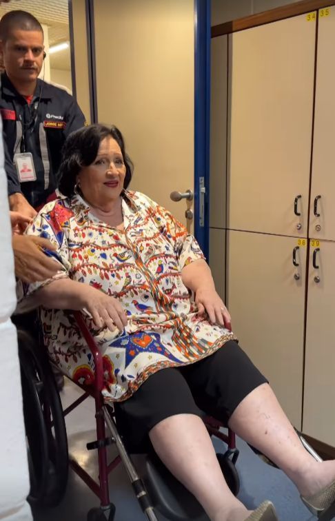 Em cadeira de rodas, mãe de Paulo Gustavo se encontra com Rodrigo Faro e Vera Viel nos bastidores da Globo
