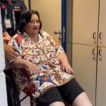 Em cadeira de rodas, mãe de Paulo Gustavo se encontra com Rodrigo Faro e Vera Viel nos bastidores da Globo