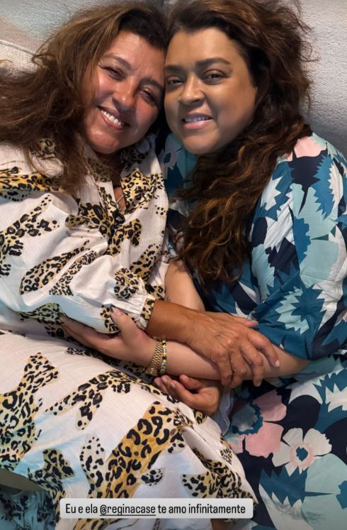 Preta Gil e Regina Casé trocam declarações em encontro