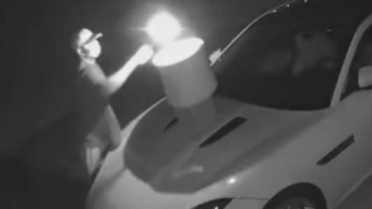 Streamer tem carro incendiado por fã