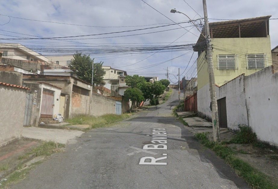 Homem bêbado tenta invadir casa e precisa ser ajudado pelo dono do imóvel em BH