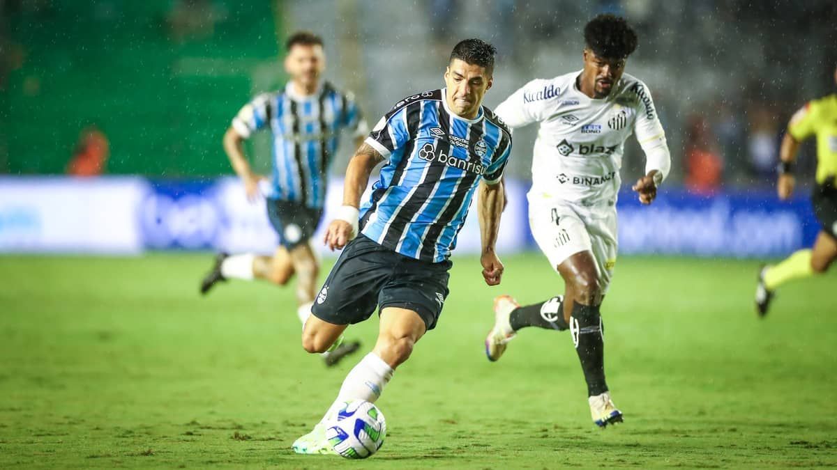 Com Luis Suárez em comum, Nacional convida Grêmio para amistoso