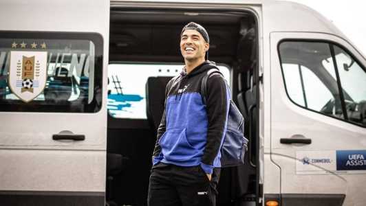 Suárez chegou a Montevidéu na tarde desta segunda-feira (13)
