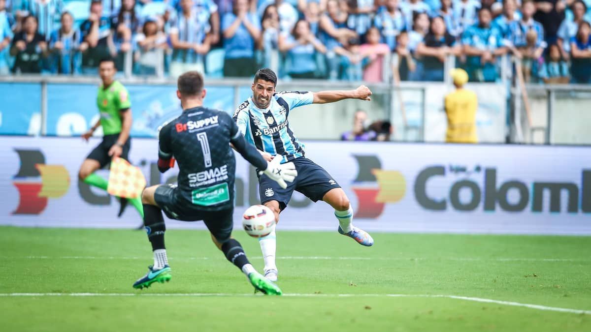 Suárez marca dois, e Grêmio mantém 100% no Gauchão