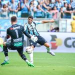 Suárez marca dois, e Grêmio mantém 100% no Gauchão