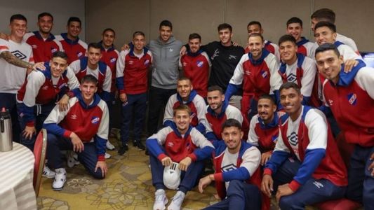 Suárez (cinza) e Carballo (preto) visitam concentração do Nacional em Porto Alegre