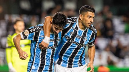 Suárez comemora com Villasanti gol na vitória do Grêmio contra o Coritiba