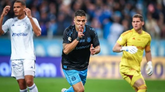 Suárez comemora gol marcado pelo Grêmio contra o Cruzeiro, em Porto Alegre