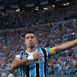 Suárez decide em despedida, e Grêmio vence Vasco, que se complica na Série A