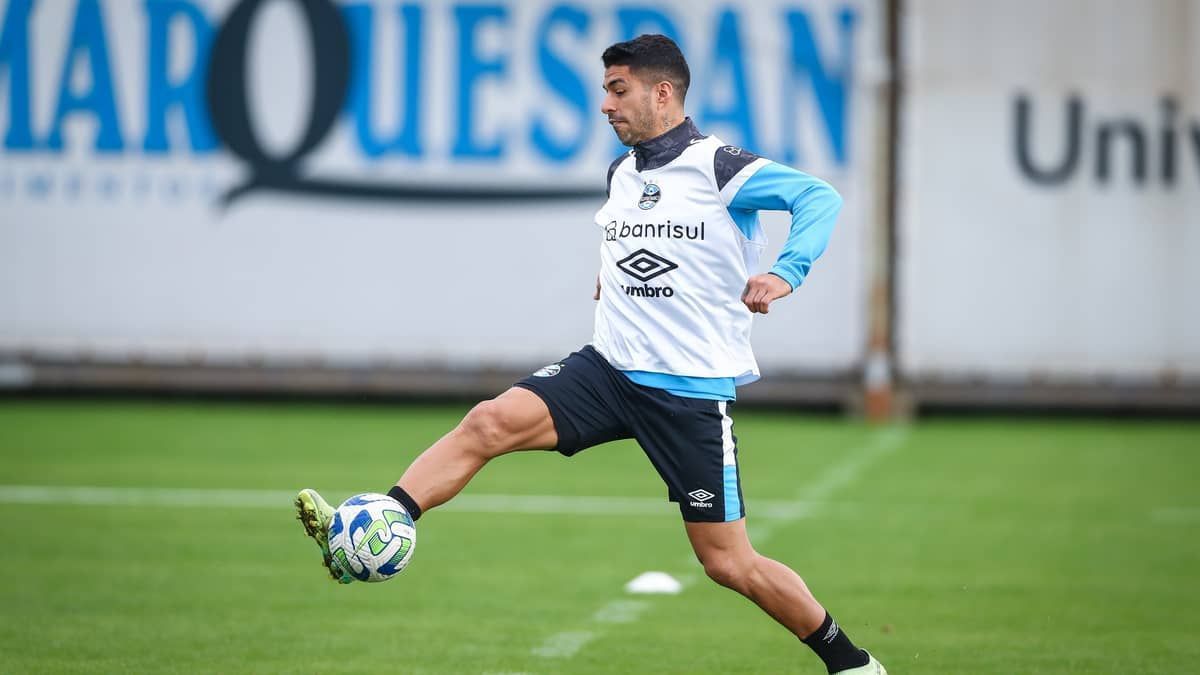 Presidente do Grêmio confirma desejo de Suárez de ir a Barcelona se consultar