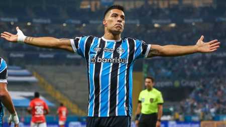 Suárez, líder de participações em gols dentro de casa