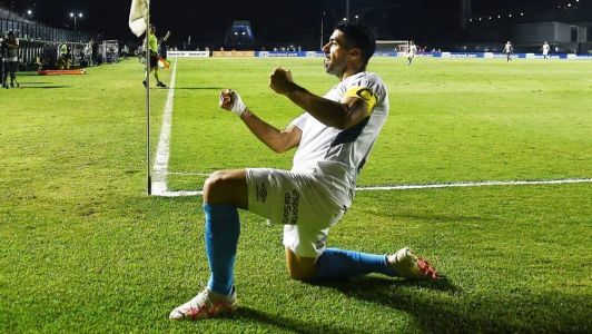 Suárez marcou hat-trick e assumiu liderança de ranking