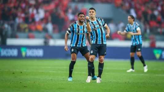 Suárez marcou o segundo gol gremista, de falta, no segundo tempo