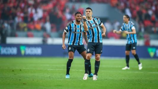 Suárez marcou o segundo gol gremista, de falta, no segundo tempo
