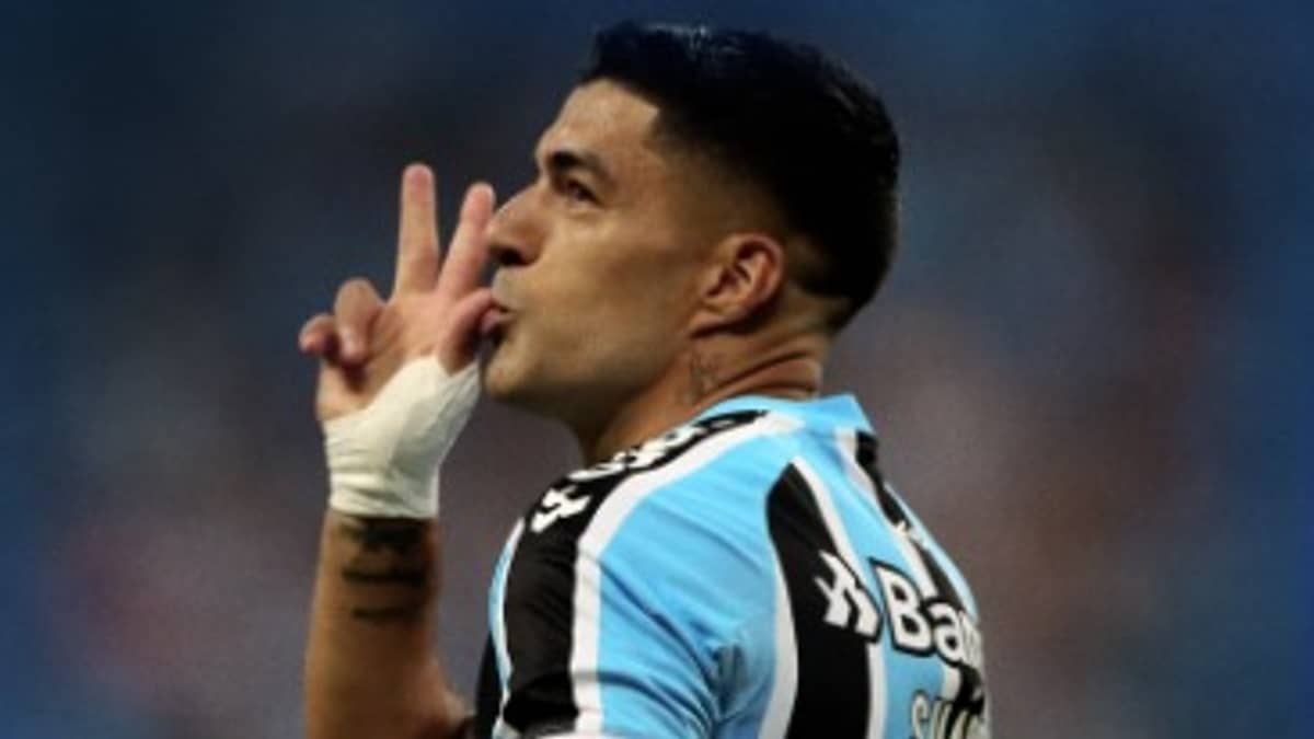 Suárez marca hat-trick em sua estreia pelo Grêmio e conquista primeiro título no Brasil