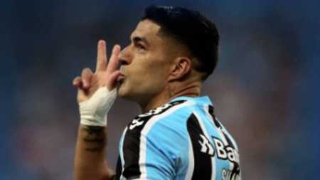 Suárez marcou três dos quatro gols do Grêmio na goleada contra o São Luiz
